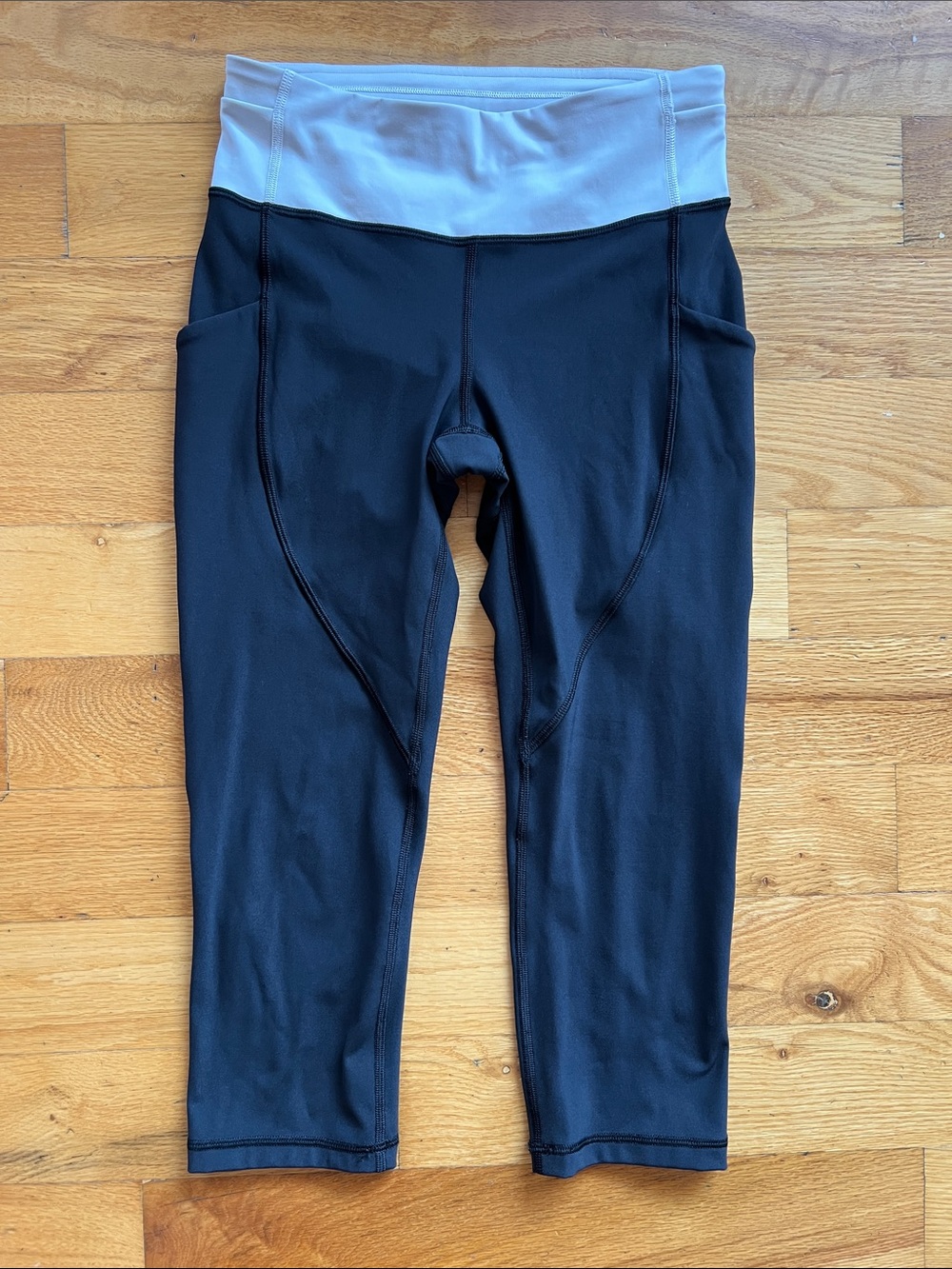 Lululemon Women’s Black Capri Crop Leggings with White Waistband Size 4